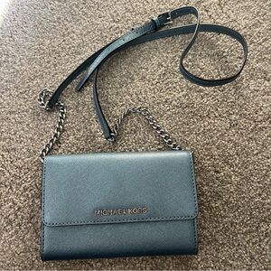 Like-new Michael Kors crossbody purse